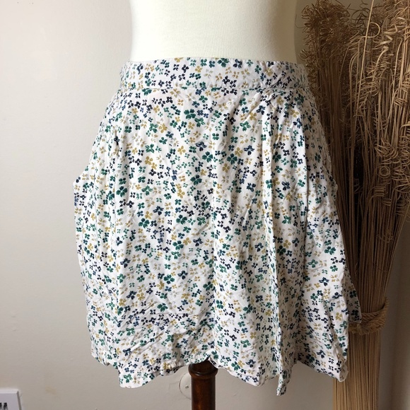 Old Navy Dresses & Skirts - Old Navy Pockets Mini Circle Skirt Floral Small